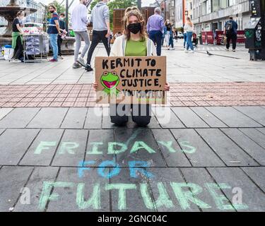 Cork, Irland. September 2021. Fridays for Future veranstaltete heute einen globalen Klimastreik auf der Grand Parade in Cork und forderte Klimagerechtigkeit in Irland und der ganzen Welt. Bei dem Protest war Áine McLaughlin aus Donoughmore. Quelle: AG News/Alamy Live News Stockfoto