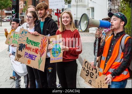 Cork, Irland. September 2021. Fridays for Future veranstaltete heute einen globalen Klimastreik auf der Grand Parade in Cork und forderte Klimagerechtigkeit in Irland und der ganzen Welt. Die meisten Demonstranten hielten Schilder und Plakate. Quelle: AG News/Alamy Live News Stockfoto