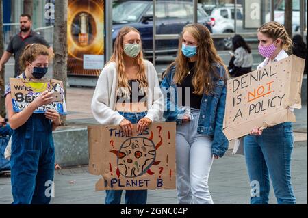 Cork, Irland. September 2021. Fridays for Future veranstaltete heute einen globalen Klimastreik auf der Grand Parade in Cork und forderte Klimagerechtigkeit in Irland und der ganzen Welt. Die meisten Demonstranten hielten Schilder und Plakate. Quelle: AG News/Alamy Live News Stockfoto