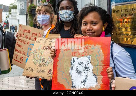 Cork, Irland. September 2021. Fridays for Future veranstaltete heute einen globalen Klimastreik auf der Grand Parade in Cork und forderte Klimagerechtigkeit in Irland und der ganzen Welt. Die meisten Demonstranten hielten Schilder und Plakate. Quelle: AG News/Alamy Live News Stockfoto