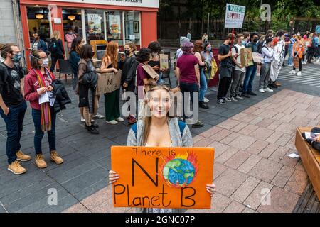 Cork, Irland. September 2021. Fridays for Future veranstaltete heute einen globalen Klimastreik auf der Grand Parade in Cork und forderte Klimagerechtigkeit in Irland und der ganzen Welt. Bei dem Protest war Alicia Joy O'Sullivan. Quelle: AG News/Alamy Live News Stockfoto