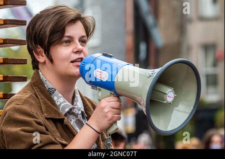 Cork, Irland. September 2021. Fridays for Future veranstaltete heute einen globalen Klimastreik auf der Grand Parade in Cork und forderte Klimagerechtigkeit in Irland und der ganzen Welt. Bei dem Protest war Klimaaktivistin Alana Daly Mulligan. Quelle: AG News/Alamy Live News Stockfoto