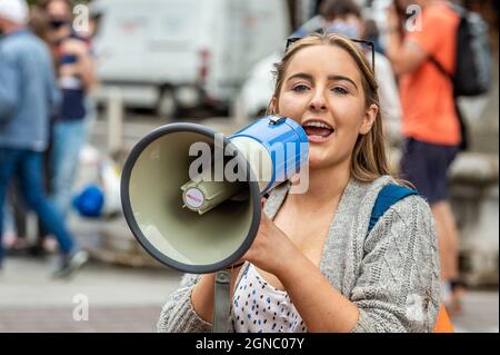 Cork, Irland. September 2021. Fridays for Future veranstaltete heute einen globalen Klimastreik auf der Grand Parade in Cork und forderte Klimagerechtigkeit in Irland und der ganzen Welt. Bei dem Protest war Alicia Joy O'Sullivan. Quelle: AG News/Alamy Live News Stockfoto