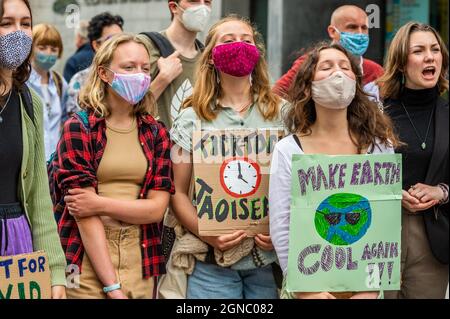 Cork, Irland. September 2021. Fridays for Future veranstaltete heute einen globalen Klimastreik auf der Grand Parade in Cork und forderte Klimagerechtigkeit in Irland und der ganzen Welt. Die meisten Demonstranten hielten Schilder und Plakate. Quelle: AG News/Alamy Live News Stockfoto