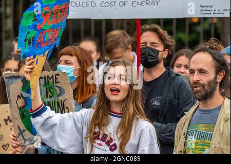 Cork, Irland. September 2021. Fridays for Future veranstaltete heute einen globalen Klimastreik auf der Grand Parade in Cork und forderte Klimagerechtigkeit in Irland und der ganzen Welt. Die meisten Demonstranten hielten Schilder und Plakate. Quelle: AG News/Alamy Live News Stockfoto