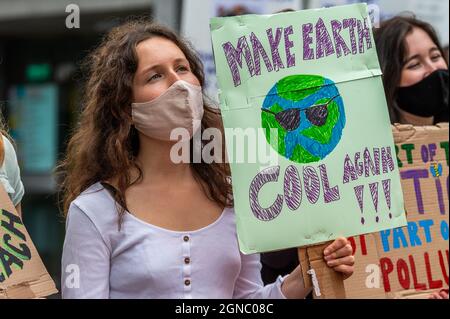 Cork, Irland. September 2021. Fridays for Future veranstaltete heute einen globalen Klimastreik auf der Grand Parade in Cork und forderte Klimagerechtigkeit in Irland und der ganzen Welt. Die meisten Demonstranten hielten Schilder und Plakate. Quelle: AG News/Alamy Live News Stockfoto