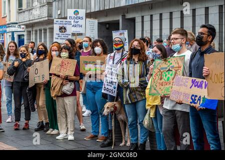 Cork, Irland. September 2021. Fridays for Future veranstaltete heute einen globalen Klimastreik auf der Grand Parade in Cork und forderte Klimagerechtigkeit in Irland und der ganzen Welt. Die meisten Demonstranten hielten Schilder und Plakate. Quelle: AG News/Alamy Live News Stockfoto