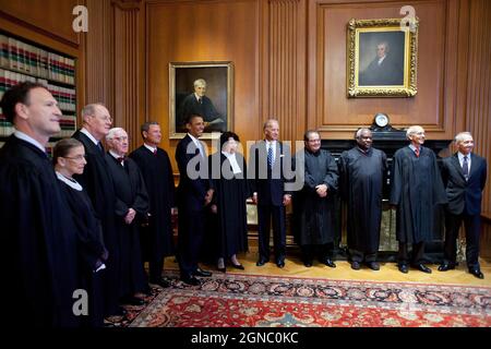 Präsident Barack Obama und Vizepräsident Joe Biden treffen sich vor der Investiturfeier für die Justizministerin Sonia Sotomayor am 8. September 2009 am Obersten Gerichtshof in Washington, DC, mit den Richtern des Obersten Gerichtshofs. Von links: Amtsrichter Samuel Alito, Ruth Bader Ginsburg, Anthony M. Kennedy, John Paul Stevens, Oberrichter John Roberts, Präsident Barack Obama, Associate Justice Sonia Sotomayor, Vice President Joe Biden, Associate Justices Antonin Scalia, Clarence Thomas, Stephen Breyer und pensionierter Associate Justice David Souter. (Offizielles Foto des Weißen Hauses von Pete Souza) Dieses offizielle Weiße Haus Stockfoto