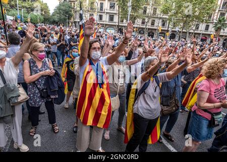 Barcelona, Spanien. September 2021. Die Demonstranten werden mit erhobenen Armen vor der Polizeikordel gesehen, die das italienische Konsulat während der Demonstration schützt.Hunderte von Sympathisanten für die Unabhängigkeit versammeln sich vor dem italienischen Konsulat in Barcelona, um die Freilassung des ehemaligen Präsidenten der Generalitat von Katalonien Carles Puigdemont und zu fordern Derzeit ist ein Abgeordneter auf der Insel Sardinien (Italien) festgenommen worden, nachdem er den Eurobefehl gegen den ehemaligen Präsidenten vor dem Obersten Gerichtshof Spaniens aktiviert hatte. Kredit: SOPA Images Limited/Alamy Live Nachrichten Stockfoto