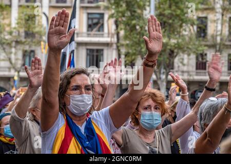 Barcelona, Spanien. September 2021. Die Demonstranten werden mit erhobenen Armen vor der Polizeikordel gesehen, die das italienische Konsulat während der Demonstration schützt.Hunderte von Sympathisanten für die Unabhängigkeit versammeln sich vor dem italienischen Konsulat in Barcelona, um die Freilassung des ehemaligen Präsidenten der Generalitat von Katalonien Carles Puigdemont und zu fordern Derzeit ist ein Abgeordneter auf der Insel Sardinien (Italien) festgenommen worden, nachdem er den Eurobefehl gegen den ehemaligen Präsidenten vor dem Obersten Gerichtshof Spaniens aktiviert hatte. Kredit: SOPA Images Limited/Alamy Live Nachrichten Stockfoto