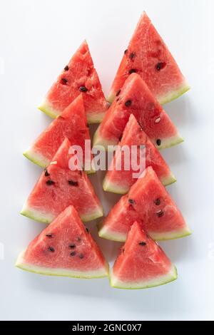 Frische rote Wassermelone Scheiben oder Stücke isoliert auf weißem Hintergrund, Draufsicht Stockfoto