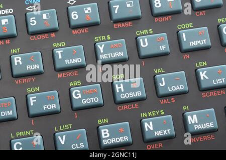 1982 Sinclair ZX Spectrum Tastatur mit GRUNDLEGENDEN Programmiertasten, die auf dem traditionellen Qwerty-Tastenlayout überlagert sind. Siehe Hinweise. Stockfoto