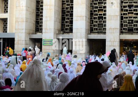 JAKARTA, INDONEISA - 6. JULI 2016: Indonesische muslime führen am 6. Juli 2016 in Jakarta, Indonesien, ein Eid el-Fitr-Gebet in der Istiqlal-Moschee durch Stockfoto