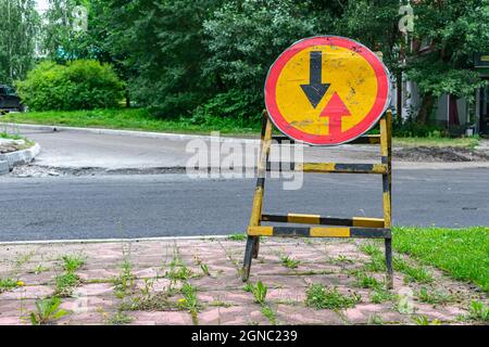 Straßenschild auf der Seite der Straße zeigt an, dass Sie sich dem entgegenkommenden Verkehr ergeben müssen Stockfoto