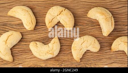 Chipatas, typisches südamerikanisches Käsebun auf einem Holztisch. Stockfoto