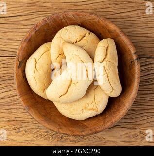 Chipatas, typisches südamerikanisches Käsebun auf einem Holztisch. Stockfoto