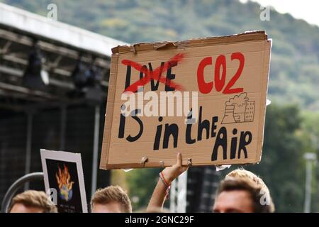 Heidelberg, Deutschland - 24. September 2021 Protestschild mit der Aufschrift "CO2 liegt in der Luft" während des globalen Klimastreiks Stockfoto