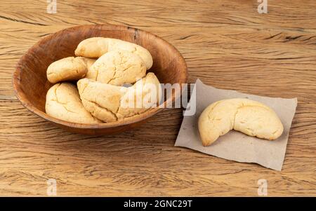 Chipatas, typisches südamerikanisches Käsebun auf einem Holztisch. Stockfoto