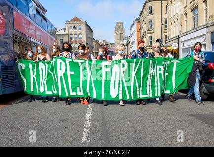 Bristol, Großbritannien, 24. September 2021. Studenten und Schulkinder aus Bristol, die Plakate und Schilder zum Klimawandel tragen, sind abgebildet, während sie an einem protestmarsch durch das Zentrum von Bristol teilnehmen. Der von Bristol Youth Strike 4 Climate organisierte Protest war der erste studentische Klimaprotest in der Stadt seit Greta Thunberg im Februar 2020 in Bristol weilte. Quelle: Lynchpics/Alamy Live News Stockfoto