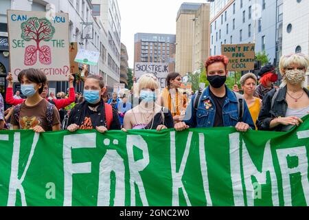 Bristol, Großbritannien, 24. September 2021. Studenten und Schulkinder aus Bristol, die Plakate und Schilder zum Klimawandel tragen, sind abgebildet, während sie an einem protestmarsch durch das Zentrum von Bristol teilnehmen. Der von Bristol Youth Strike 4 Climate organisierte Protest war der erste studentische Klimaprotest in der Stadt seit Greta Thunberg im Februar 2020 in Bristol weilte. Quelle: Lynchpics/Alamy Live News Stockfoto