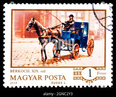 UNGARN - UM 1977: Eine in Ungarn gedruckte Briefmarke, die einen Kutsche zeigt Stockfoto