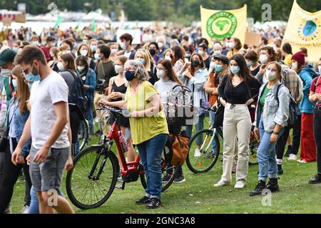 Heidelberg, Deutschland - 24. September 2021: Menschen nehmen an der Demonstration zum Globalen Klimabrek Teil Stockfoto