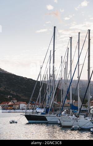 Agia Efimia, Insel Cefalonia, Griechenland - Juli 12 2019: Weiße Yachten ankern in einer Bucht der Insel Cefalonia, Griechenland Stockfoto