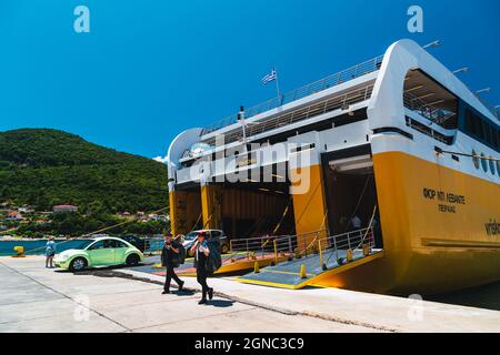 Poros, Insel Cefalonia, Griechenland - Juli 17 2019: Ausschiffung von Autos und Passagieren von der Fähre der Levante Ferries Group, die im Hafen von Por angedockt ist Stockfoto