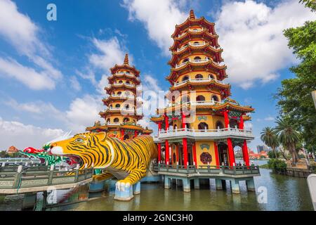 Kaohsiung, der Drache des Lotus-Teichs in Taiwan und die Tiger-Pagoden am Tag. Stockfoto