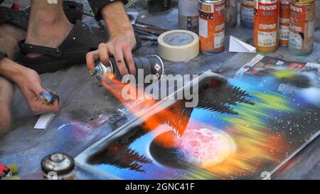 Riga, Lettland - 10. September 2021. Demonstration spezieller Techniken, während ein Künstler seine Acrylfarben trocknet. Nahaufnahme von Straßenkünstler-Schmerz Stockfoto