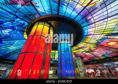 KAOHSIUNG, TAIWAN - 12. MÄRZ 2017: Die Kuppel des Lichts am Bahnhof Formosa Boulevard. Es gilt als das größte Glaswerk der Welt. Stockfoto