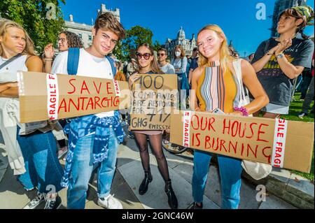 London, Großbritannien. September 2021. Junge Menschen sind gemeinsam mit Großeltern und Architekten für einen „Extinction Rebellion Global School Strike“ auf dem Parliament Square. Kredit: Guy Bell/Alamy Live Nachrichten Stockfoto