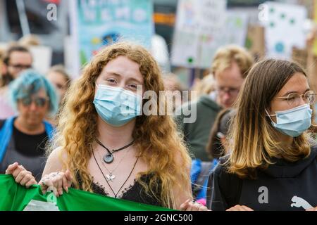 Bristol, Großbritannien, 24. September 2021. Studenten und Schulkinder aus Bristol, die Plakate und Schilder zum Klimawandel tragen, sind abgebildet, während sie an einem protestmarsch durch das Zentrum von Bristol teilnehmen. Der von Bristol Youth Strike 4 Climate organisierte Protest war der erste studentische Klimaprotest in der Stadt seit Greta Thunberg im Februar 2020 in Bristol weilte. Quelle: Lynchpics/Alamy Live News Stockfoto