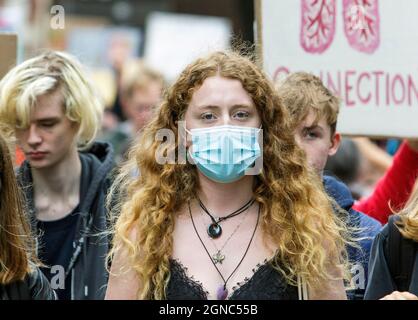 Bristol, Großbritannien, 24. September 2021. Studenten und Schulkinder aus Bristol, die Plakate und Schilder zum Klimawandel tragen, sind abgebildet, während sie an einem protestmarsch durch das Zentrum von Bristol teilnehmen. Der von Bristol Youth Strike 4 Climate organisierte Protest war der erste studentische Klimaprotest in der Stadt seit Greta Thunberg im Februar 2020 in Bristol weilte. Quelle: Lynchpics/Alamy Live News Stockfoto