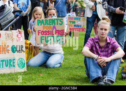 Bristol, Großbritannien, 24. September 2021. Studenten, Schulkinder und Eltern aus Bristol werden fotografiert, während sie vor dem Rathaus von Bristol Reden hören, bevor sie an einem protestmarsch durch das Zentrum von Bristol teilnehmen. Der von Bristol Youth Strike 4 Climate organisierte Protest war der erste studentische Klimaprotest in der Stadt seit Greta Thunberg im Februar 2020 in Bristol weilte. Quelle: Lynchpics/Alamy Live News Stockfoto