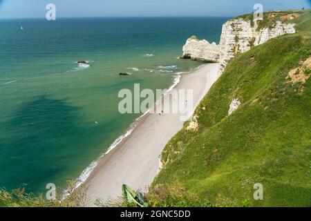 Felsklippen und Kreidefelsen von Etretat, Normandie, Frankreich | Steilküste mit Kreidefelsen in Etretat, Normandie, Frankreich Stockfoto