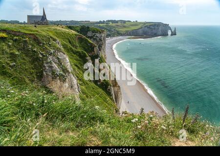 Felsklippen und Kreidefelsen von Etretat, Normandie, Frankreich | Steilküste mit Kreidefelsen in Etretat, Normandie, Frankreich Stockfoto