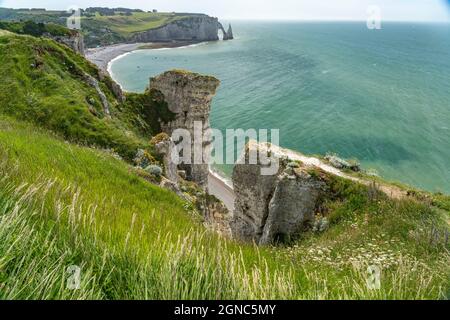 Felsklippen und Kreidefelsen von Etretat, Normandie, Frankreich | Steilküste mit Kreidefelsen in Etretat, Normandie, Frankreich Stockfoto