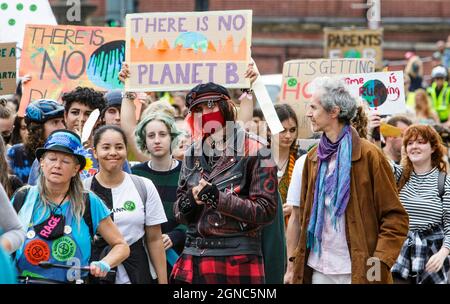 Bristol, Großbritannien, 24. September 2021. Studenten und Schulkinder aus Bristol, die Plakate und Schilder zum Klimawandel tragen, sind abgebildet, während sie an einem protestmarsch durch das Zentrum von Bristol teilnehmen. Der von Bristol Youth Strike 4 Climate organisierte Protest war der erste studentische Klimaprotest in der Stadt seit Greta Thunberg im Februar 2020 in Bristol weilte. Quelle: Lynchpics/Alamy Live News Stockfoto