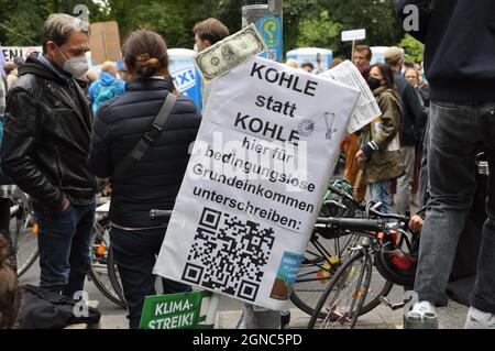 Berlin, Deutschland. September 2021. Aktivisten nehmen am Freitag, den 24. September 2021, in Berlin, Deutschland, an einem globalen Klimastreik Teil. Kredit: Ales Zapotocky/CTK Foto/Alamy Live Nachrichten Stockfoto