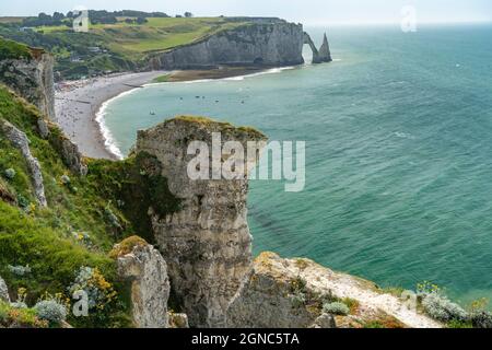 Felsklippen und Kreidefelsen von Etretat, Normandie, Frankreich | Steilküste mit Kreidefelsen in Etretat, Normandie, Frankreich Stockfoto