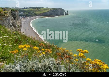 Felsklippen und Kreidefelsen von Etretat, Normandie, Frankreich | Steilküste mit Kreidefelsen in Etretat, Normandie, Frankreich Stockfoto