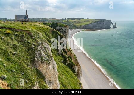 Felsklippen und Kreidefelsen von Etretat, Normandie, Frankreich | Steilküste mit Kreidefelsen in Etretat, Normandie, Frankreich Stockfoto