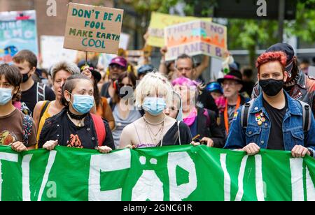 Bristol, Großbritannien, 24. September 2021. Studenten und Schulkinder aus Bristol, die Plakate und Schilder zum Klimawandel tragen, sind abgebildet, während sie an einem protestmarsch durch das Zentrum von Bristol teilnehmen. Der von Bristol Youth Strike 4 Climate organisierte Protest war der erste studentische Klimaprotest in der Stadt seit Greta Thunberg im Februar 2020 in Bristol weilte. Quelle: Lynchpics/Alamy Live News Stockfoto