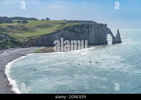 Felsklippen und Kreidefelsen von Etretat, Normandie, Frankreich | Steilküste mit Kreidefelsen in Etretat, Normandie, Frankreich Stockfoto