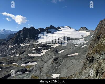 Blick auf den Rosablanche Gletscher vom col de prafleuri. Bergtour im Sommer. Schöne Aussicht auf den Schnee und Gletscher Stockfoto