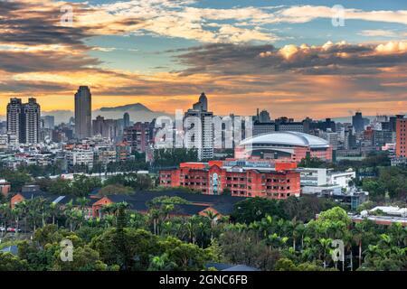 Taipei, Taiwan urbane Stadtbild in der Dämmerung aus der Da'an District. Stockfoto