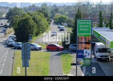 Bristol, Großbritannien. September 2021. Bedenken hinsichtlich der Kraftstoffverfügbarkeit führen dazu, dass Autos an einer Tankstelle auf der A38 anstehen, die von Bristol aus abfährt. Kredit: JMF Nachrichten/Alamy Live Nachrichten Stockfoto