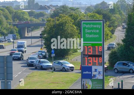 Bristol, Großbritannien. September 2021. Bedenken hinsichtlich der Kraftstoffverfügbarkeit führen dazu, dass Autos an einer Tankstelle auf der A38 anstehen, die von Bristol aus abfährt. Kredit: JMF Nachrichten/Alamy Live Nachrichten Stockfoto