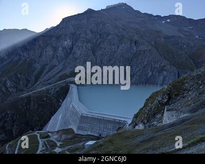 Blick auf den Staudamm Grande Dixence kurz vor Sonnenaufgang in den walliser alpen. Traumhafte Berglandschaft, Lac des Dix Stockfoto